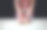 一个女人在厨房的桌子上用白面粉揉面团图片下载