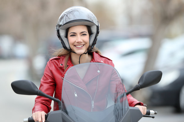 一个女人在街上开着摩托车图片下载