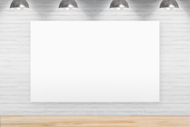 室内砖墙上的空白黑板，木地板和灯具。图片下载