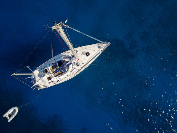 鸟瞰异国海上的白色游艇。图片下载