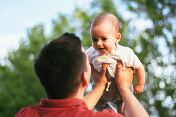 父亲将儿子抛向空中图片下载