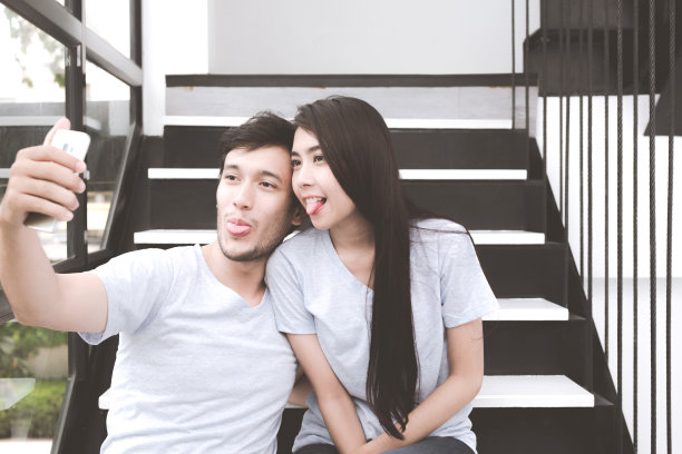 年轻情窦初开，鸟语花香。图片下载