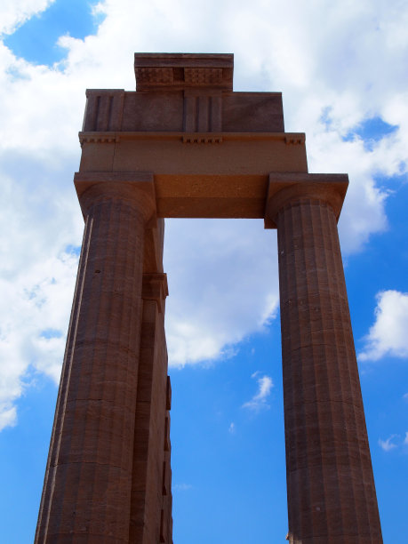 林多斯罗德岛卫城的圆柱和夏天的蓝天图片下载