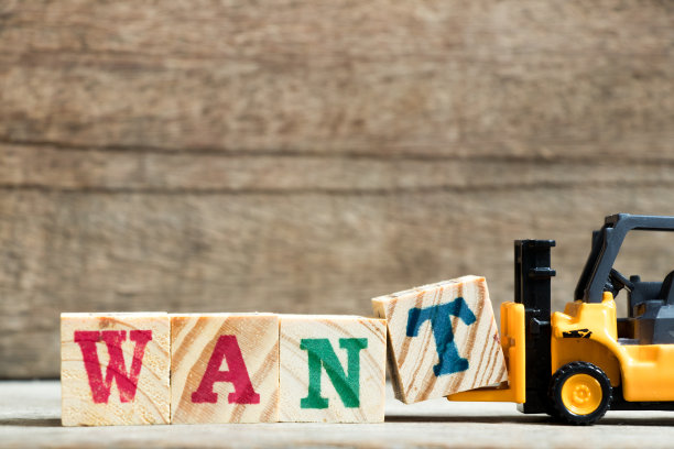 黄色玩具叉车保持字母块t到完整字要在木材背景上图片下载