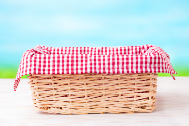 木桌上放着一个柳条篮子图片下载
