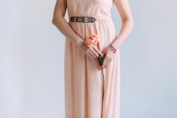 她的臀部上有一朵粉红色的花图片下载