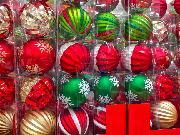 装在盒子里的圣诞树装饰品图片下载