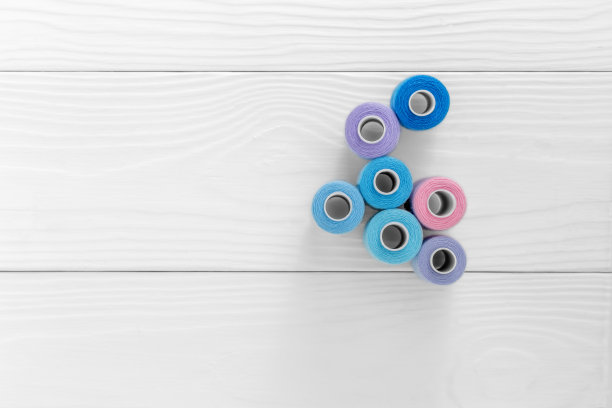 在浅色木制背景上缝线图片下载