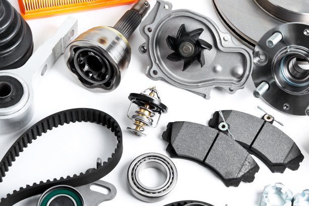 汽车零部件的背景。白色背景上的轮毂、泵、刹车片、过滤器、同步带、滚筒、等速接头、恒温器等图片下载