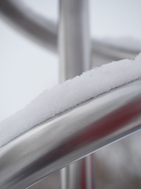 覆盖积雪的金属管道图片下载