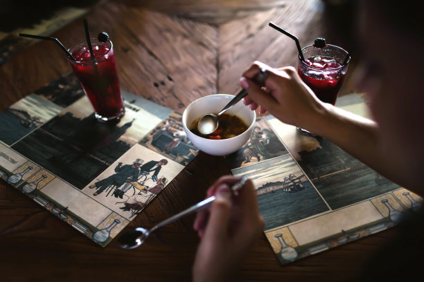 两个情人的早餐图片下载