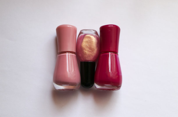 白色背景上的粉色亮甲美甲图片下载