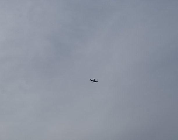 天空中一架大型客机的小剪影图片下载