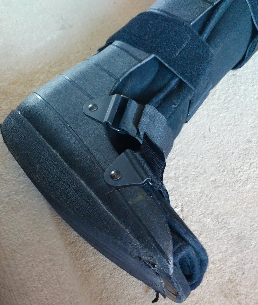 一种黑色的骨科用或医用靴、或鞋图片下载