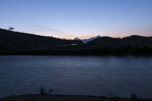 车子正在下山。图片下载