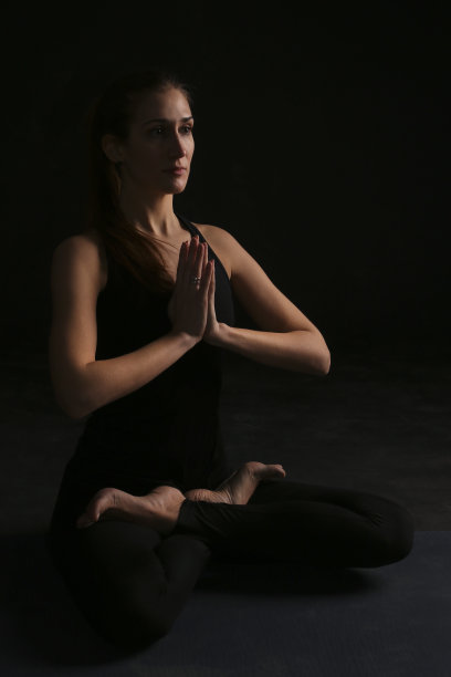 年轻女子沉思图片下载