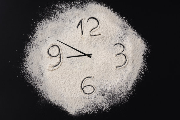 由面粉制成的带有箭头的时钟创意概念照片。健康食品的概念图片下载
