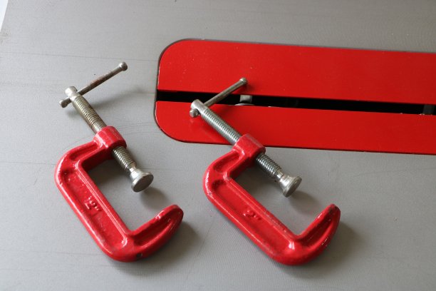 红色c型夹在桌上锯背景图片下载