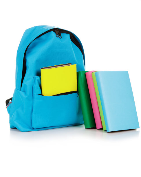 装有学习用品的背包，孤立在白色背景上图片下载