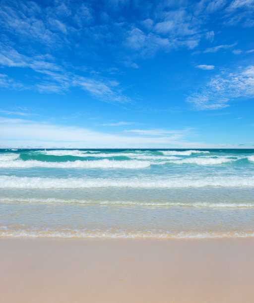 在晴朗的天空背景下的海景素材图片