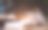 穿绿格子衬衫的男人。看着时间，坐在木椅上，在桌子上看书。日落和instagram风格滤镜照片复古色调，选择性聚焦图片下载