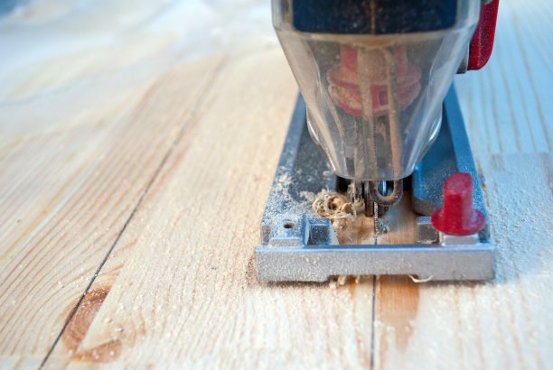 用拼图锯锯木头图片下载