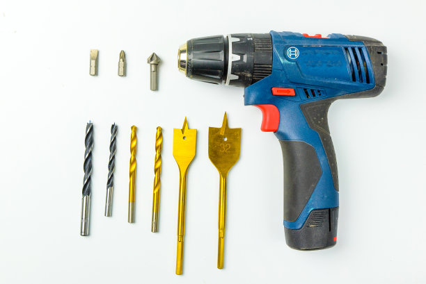 白色背景上的施工工具、螺丝刀和钻头的俯视图。平面设计。图片下载