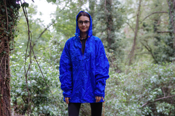 在森林里徒步旅行的女人图片下载