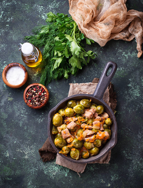 烤球芽甘蓝配肉图片下载