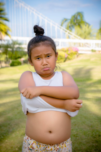 小女孩胖乎乎的，肚子又大，小女孩喜欢吃图片下载