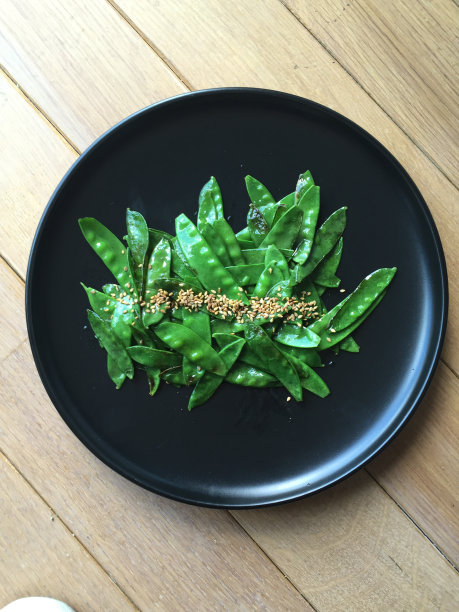 一盘糖炒豌豆图片下载