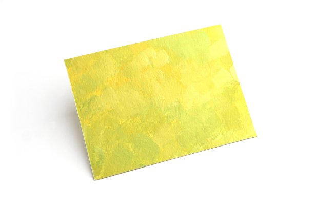 卡与黄色绘画背景隔离在白色。图片下载