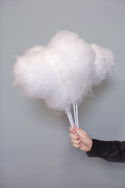 手里拿着一束白色的棉花糖图片下载