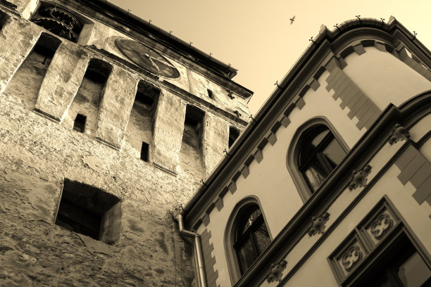 罗马尼亚特兰西瓦尼亚Sighisoara的旧建筑和新建筑图片下载