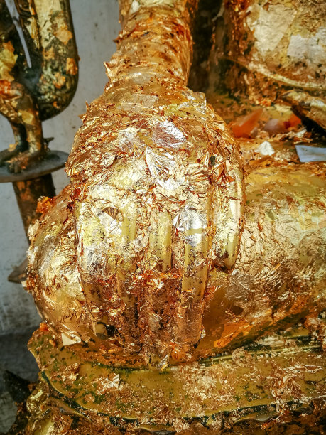 佛陀的手上有金叶，显示出宗教观念图片下载