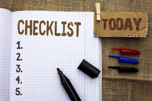 显示清单的文本符号。概念照片清单计划选择报告反馈数据问卷写在笔记本上用记号笔在黄麻的背景上。图片下载