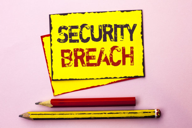 显示安全漏洞的文字标志。概念照片未经授权访问数据网络应用程序设备写在黄色便利贴纸上，粉红色背景，旁边是铅笔。图片下载