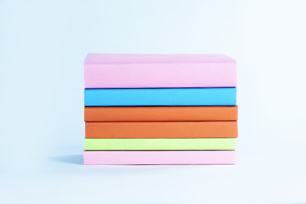 堆栈的书。孤立在白色背景上。带拷贝空间的照片图片下载