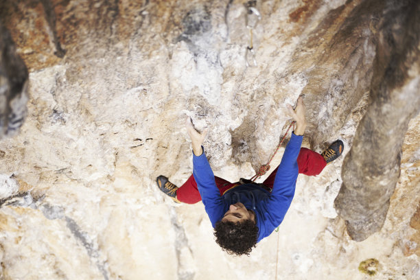 攀岩在土耳其。登山者沿着路线攀登。从上面的照片。图片下载