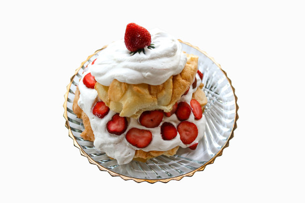 由蛋白酥和鲜奶油制成的两层草莓巴芙洛娃——美味且低碳水化合物的甜品素材图片