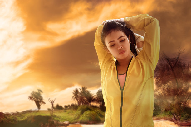 年轻的亚洲女性在训练时感到脱水图片下载