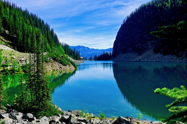 阿尔伯塔山脉的艾格尼丝湖图片下载