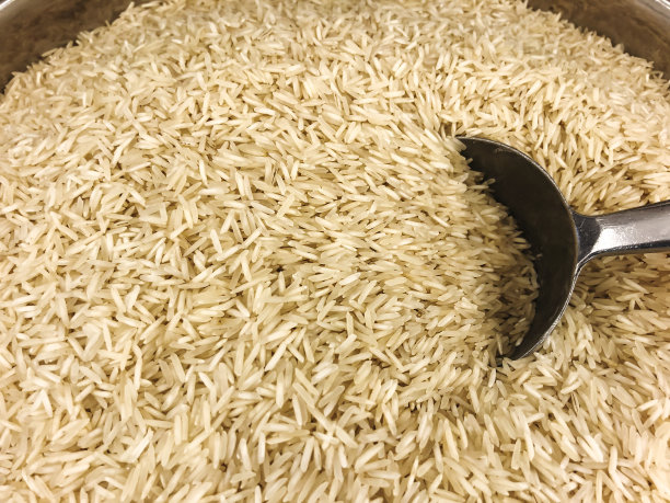 用金属勺把生白米拉近图片下载