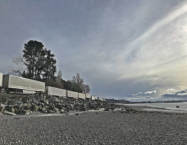 等待火车图片下载