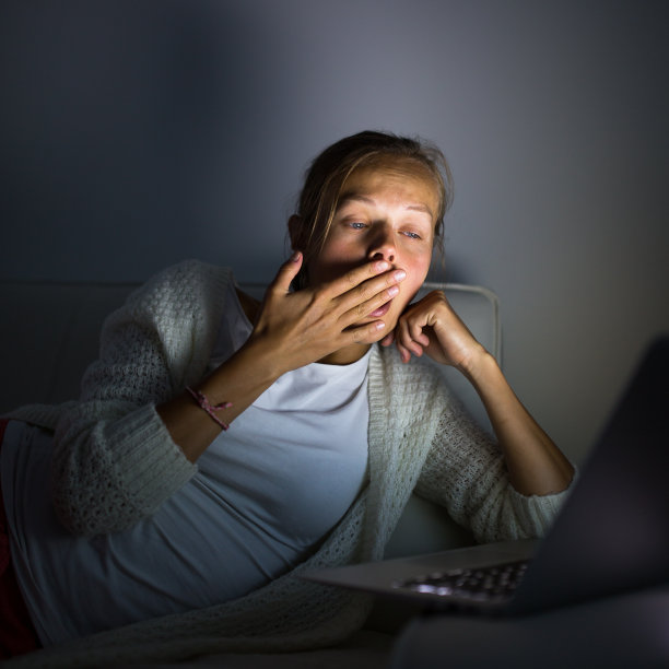 很累的年轻女人，开夜车图片下载