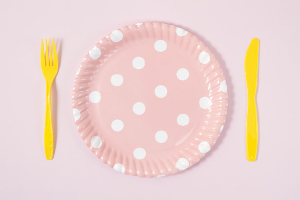 粉红色的餐桌摆设图片下载