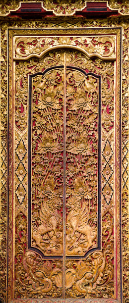 红色和金色装饰的门在一个寺庙图片下载