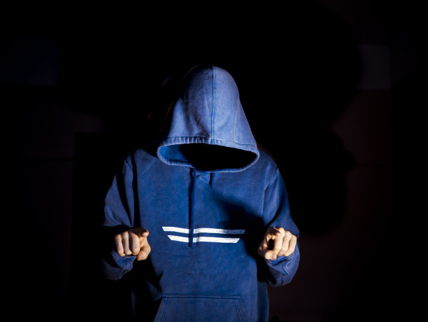 没有兜帽男在黑暗中近距离打斗图片下载