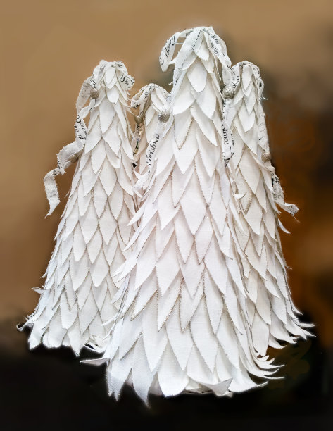 白色和银色的抹布和闪闪发光的装饰圣诞树在棕色和黑色的背景图片下载