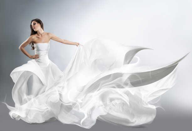 穿着飘逸的白裙子的漂亮女孩。图片下载